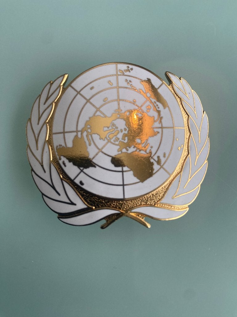 Baret Embleem United Nations, Verzamelen, Ophalen of Verzenden, Landmacht, Nederland, Embleem of Badge