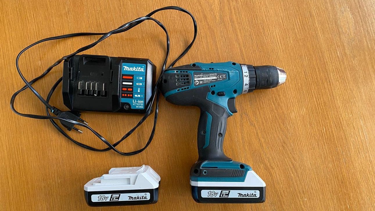 Makita Boor- en Schroefmachine met 2 accu's en lader, Doe-het-zelf en Verbouw, Gereedschap | Boormachines, Ophalen, Gebruikt, Variabele snelheid