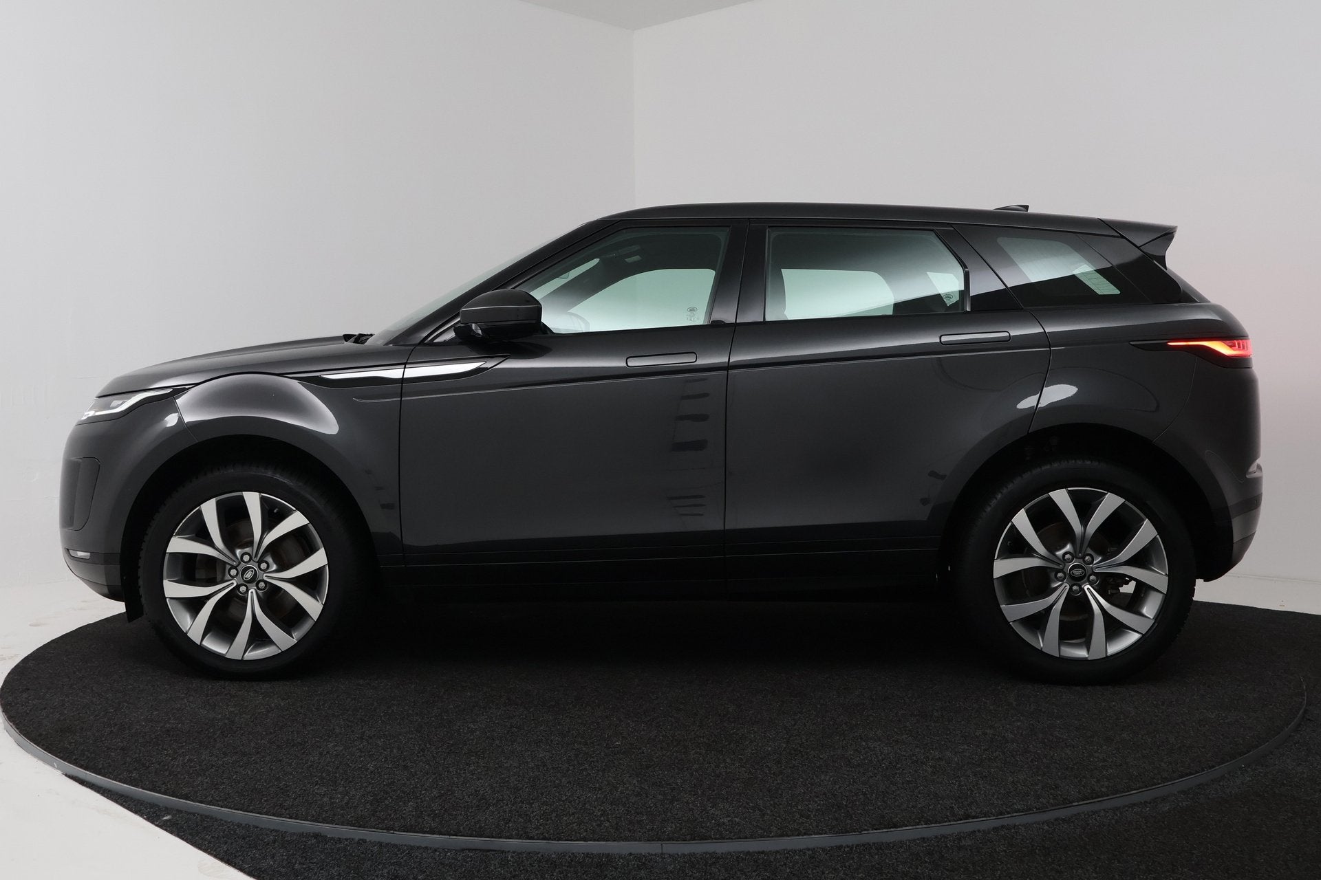 Land Rover Range Rover Evoque 2.0 P200 AWD R-Dynamic (PANORA, 1800 kg, 4 cilinders, Bedrijf, Vierwielaandrijving
