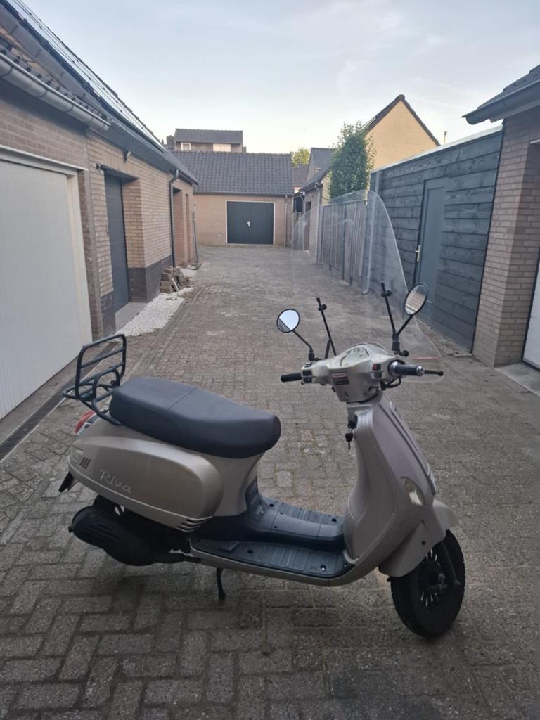 Beige / champagne BTC Riva scooter met blauw kenteken, Fietsen en Brommers, Gebruikt, Benzine, Ophalen, Overige merken