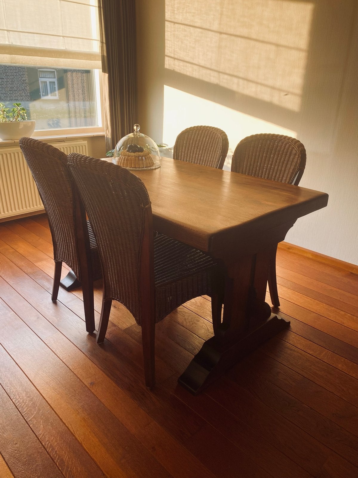 Eettafel met 4 stoelen, hout en riet, 140x83 cm, Huis en Inrichting, Tafels | Eettafels, Ophalen, Gebruikt, 100 tot 150 cm, 50 tot 100 cm