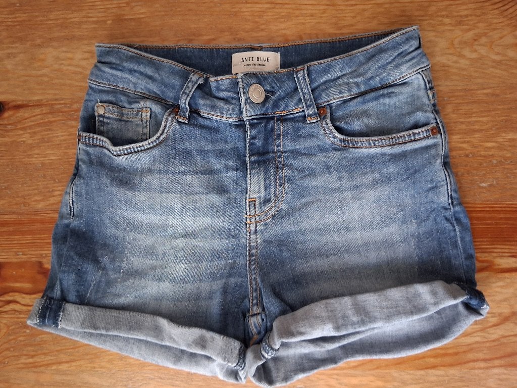 Kort spijkerbroekje Anti Blue maat S, Kleding | Dames, Kort, Blauw, Ophalen of Verzenden, Zo goed als nieuw