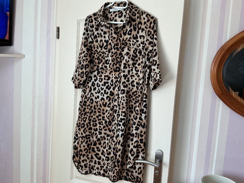 Tijgerprint jurk van Ambika. Met centuur. Maat S, Bruin, Ophalen of Verzenden, Zo goed als nieuw, Knielengte
