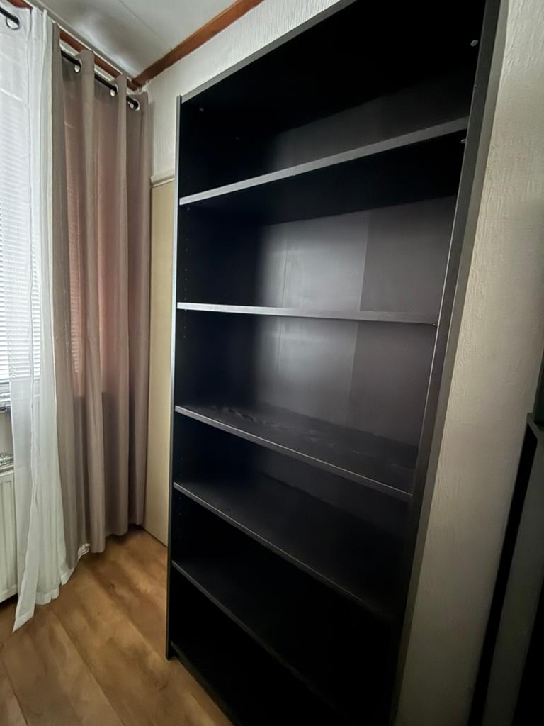 Zwarte Billy kast Ikea en kleine (niet-Ikea) boekenkast, Ophalen, Met plank(en), Gebruikt, 200 cm of meer