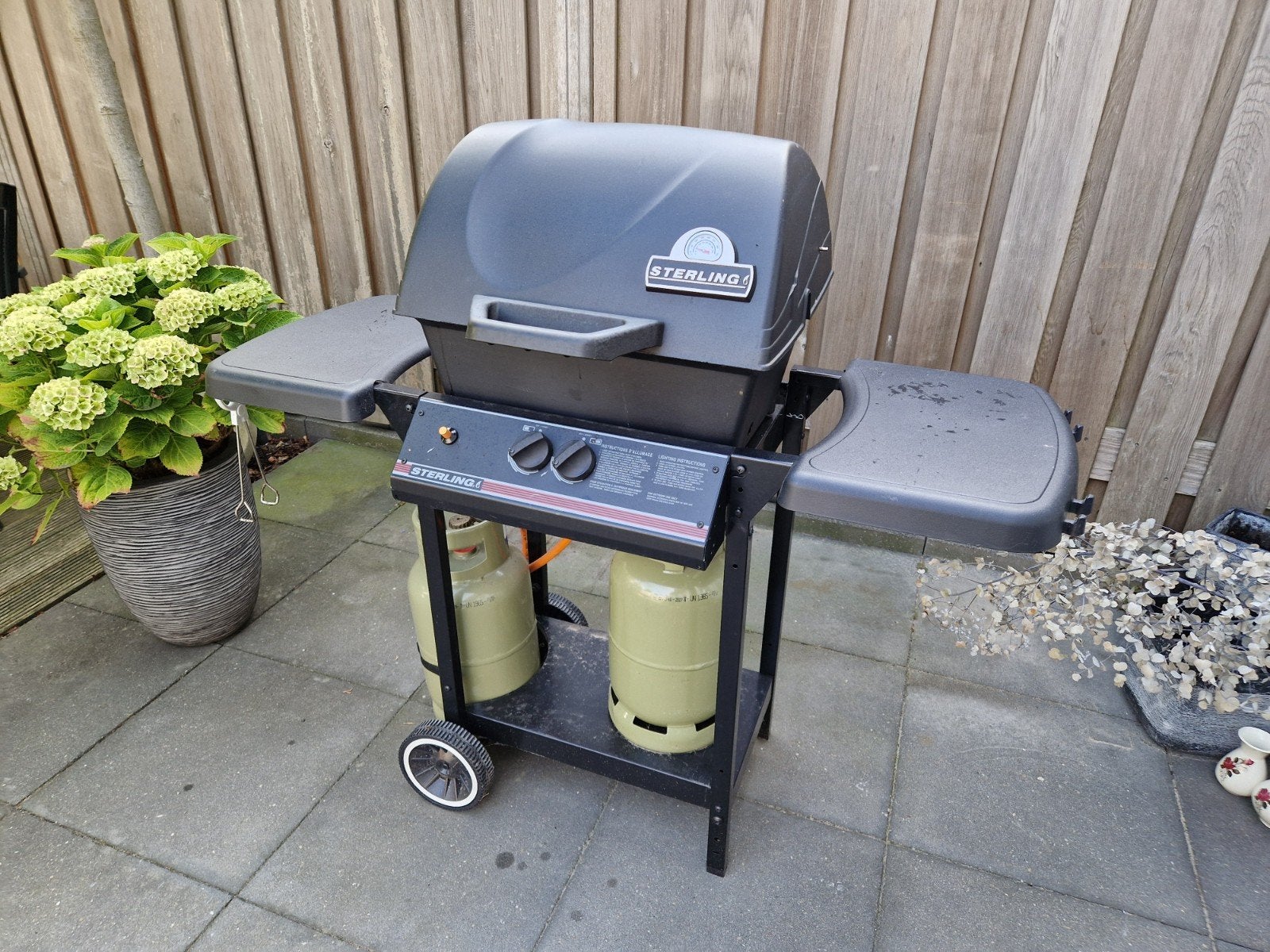 Sterling gasbarbecue met twee gasflessen, Ophalen, Gebruikt, Sterling