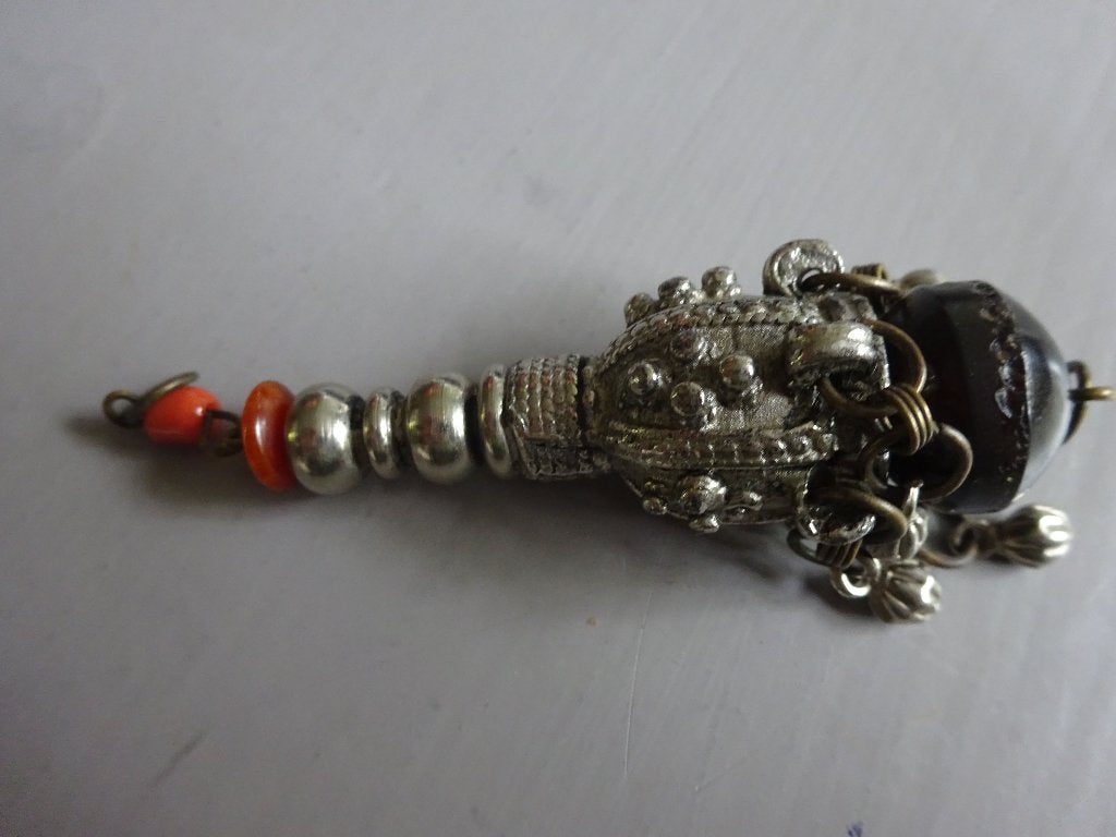 Tribel hanger van zilver met koraal, onyx, hars, barnsteen.., Ophalen, Zilver, Hanger, Met edelsteen