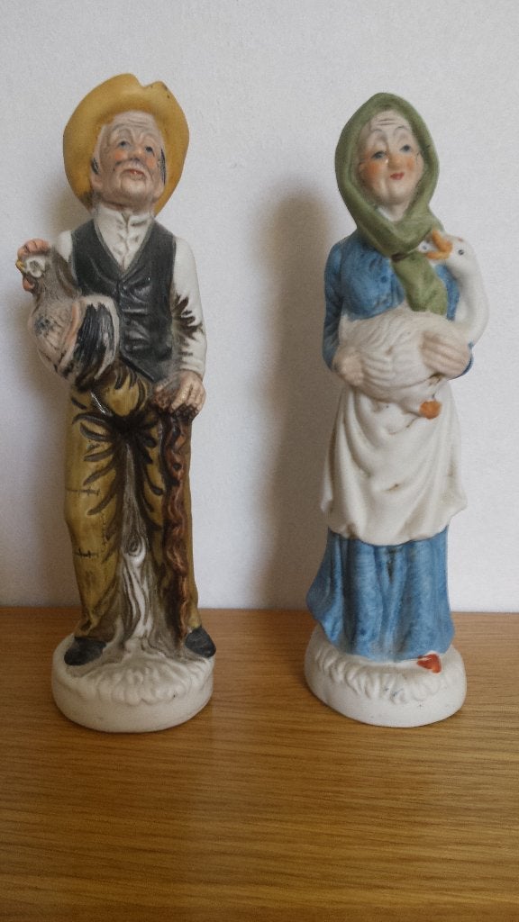 2 beeldjes van een oude man en oude vrouw, Ophalen of Verzenden, Gebruikt, Mens