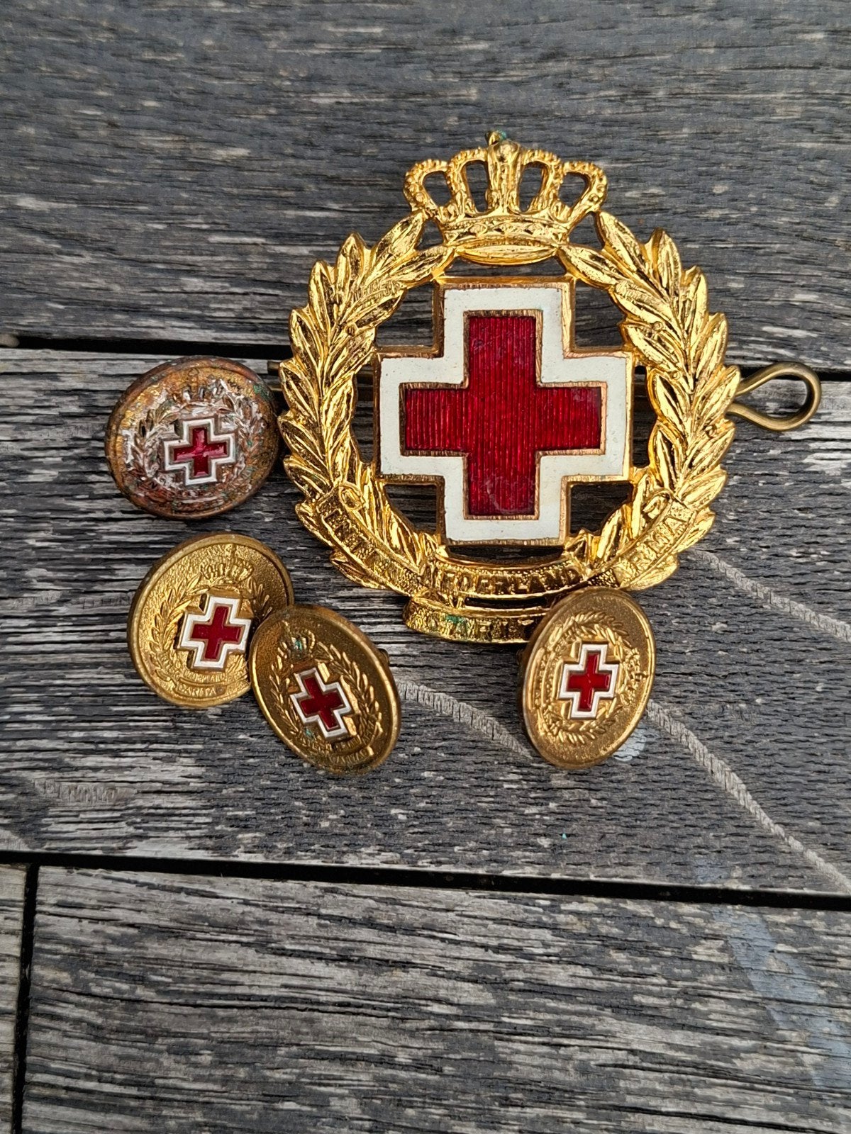 Rode Kruis baret embleem en badges/spelden, Verzamelen, Ophalen of Verzenden, Landmacht, Nederland, Embleem of Badge