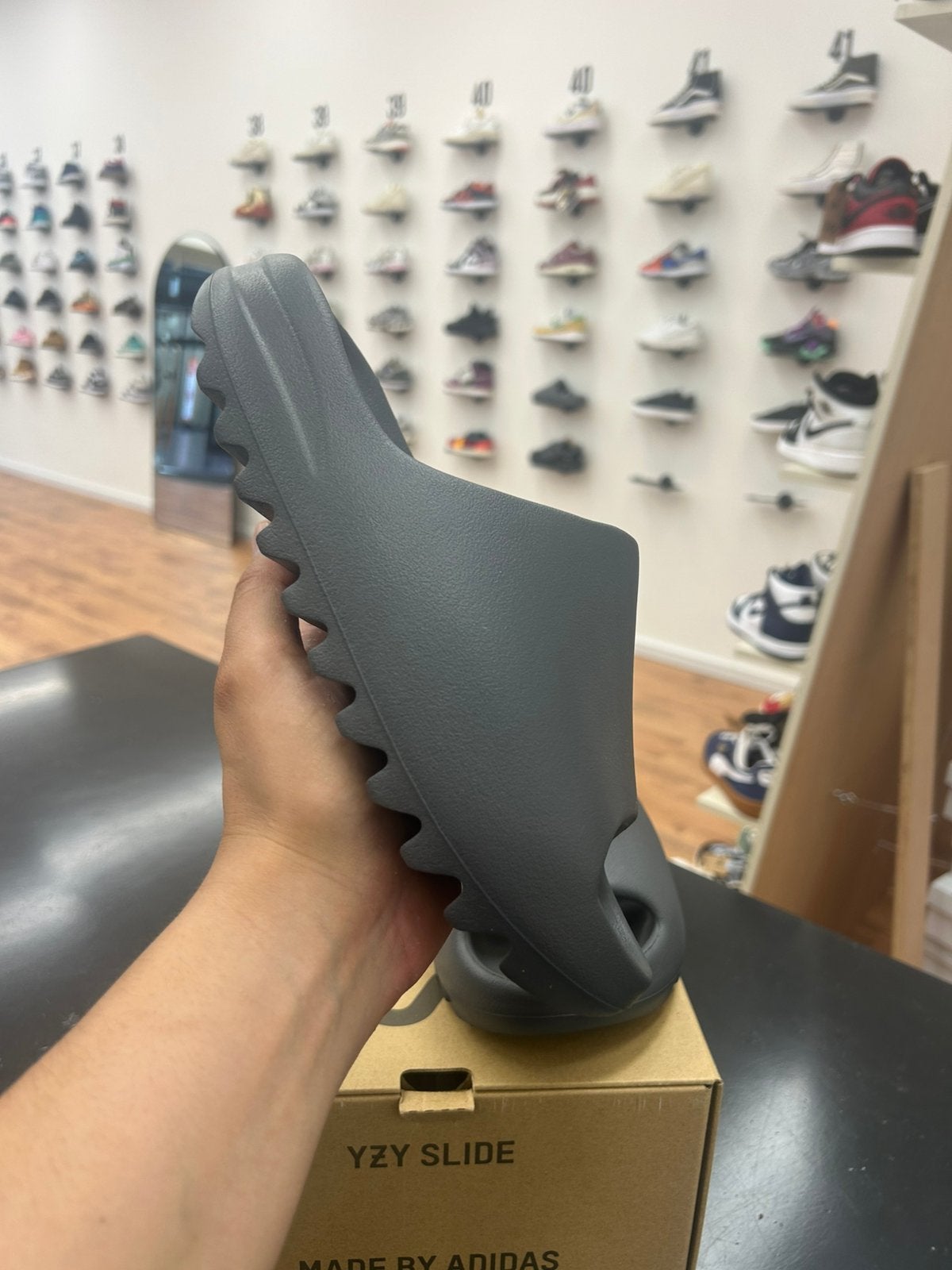 Adidas Yeezy Slide Slate Grey, Kleding | Heren, Schoenen, Slippers, Overige kleuren, Nieuw, Ophalen of Verzenden