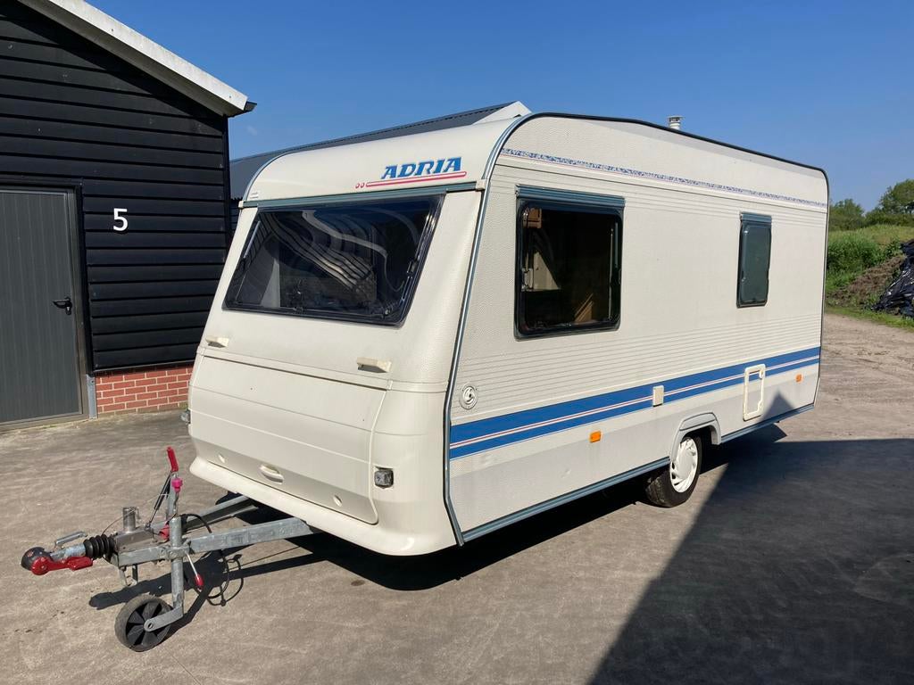 Adria Unica A430DK Caravan - voortent- luifel- stapelbed, Standaardzit, Omvormbare zithoek, 750 - 1000 kg, Particulier