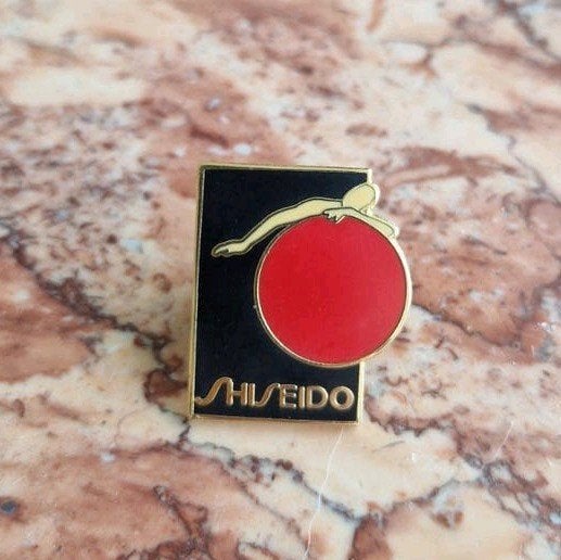 Shiseido Revers Speld - Vintage Pin, Ophalen of Verzenden, Zo goed als nieuw, Merk, Speldje of Pin