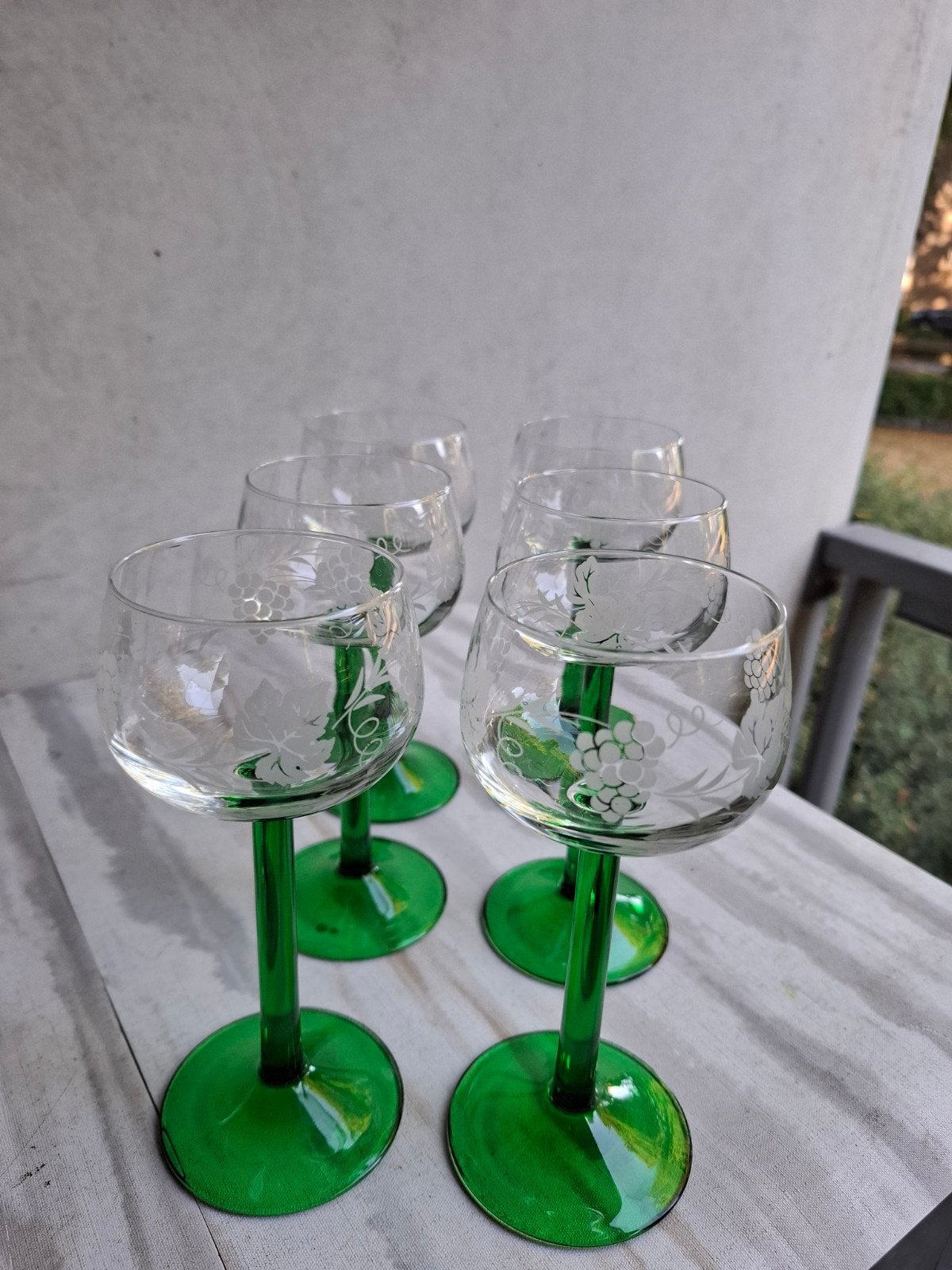Set van 6 vintage wijnglazen met groene voet en druifgravure, Antiek en Kunst, Curiosa en Brocante, Ophalen of Verzenden