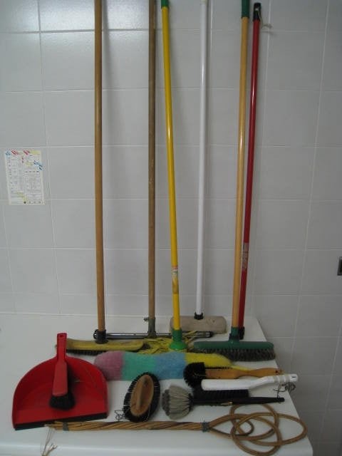 Set van 12 schoonmaakborstels en bezems, Ophalen