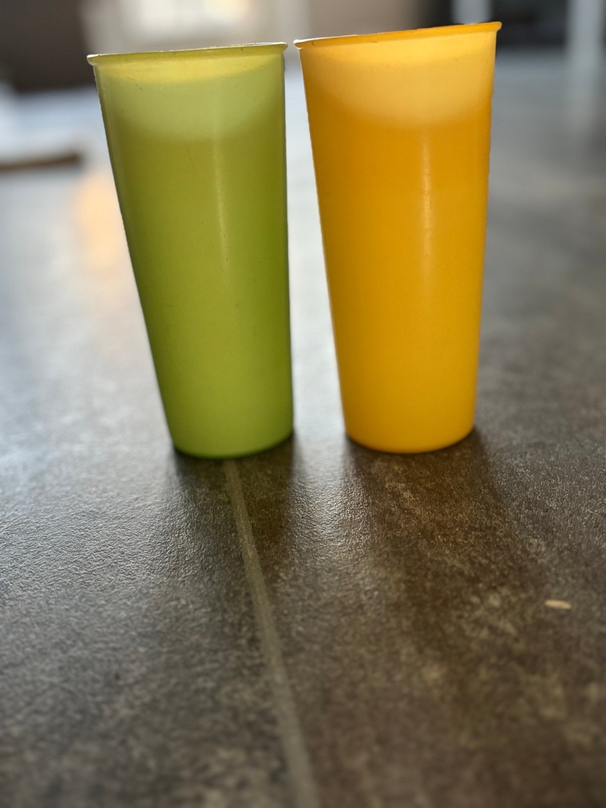 Set van 2 Tupperware bekers - Groen en Geel, Gebruikt, Overige kleuren, Beker of Kan, Ophalen of Verzenden