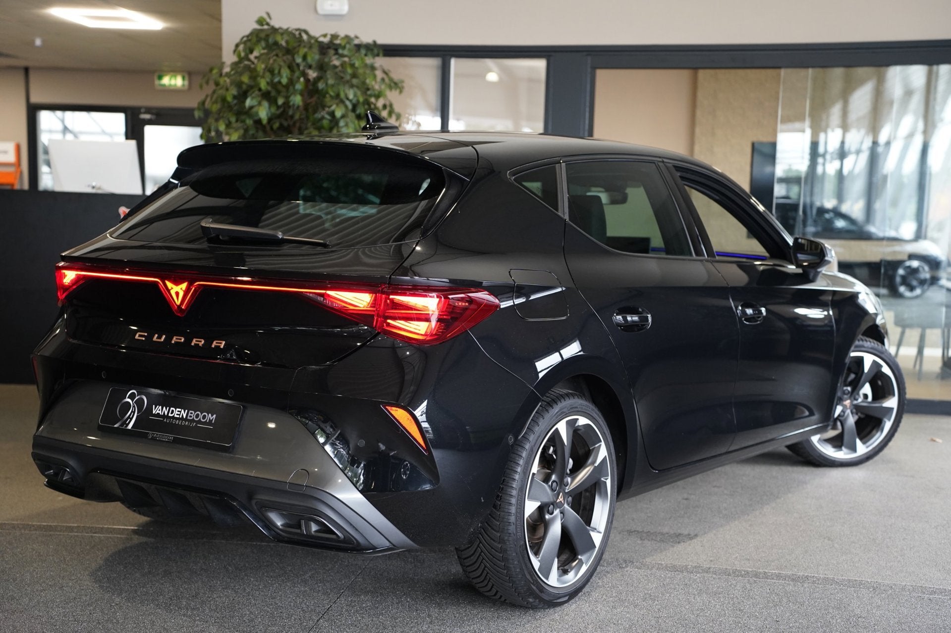 CUPRA Leon 1.5 eTSI DSG 150PK Facelift Led Navi Cam SuperSpo, Auto's, Dealer onderhouden, Zwart, 4 cilinders, 150 pk