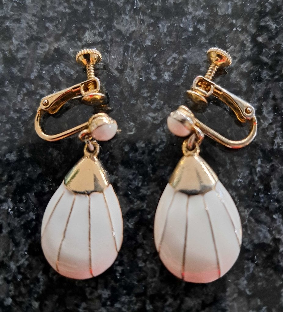 vintage vergulde oorbellen met emaille TRIFARI stijl, Sieraden, Tassen en Uiterlijk, Overige materialen, Hangers, Ophalen of Verzenden