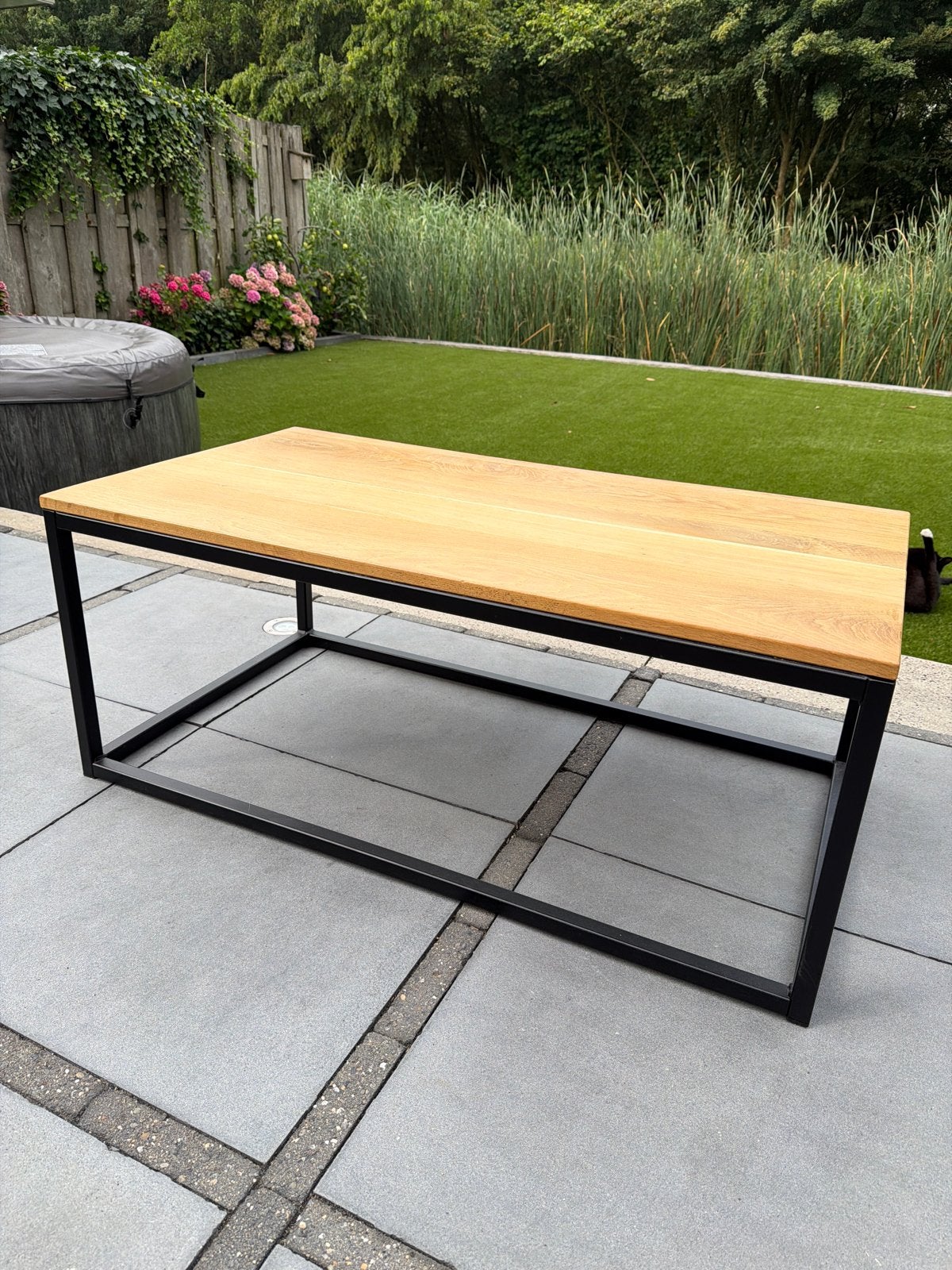 Salontafel met eikenhouten blad en metalen onderstel, Huis en Inrichting, Tafels | Salontafels, Ophalen, 100 tot 150 cm, Eikenhout