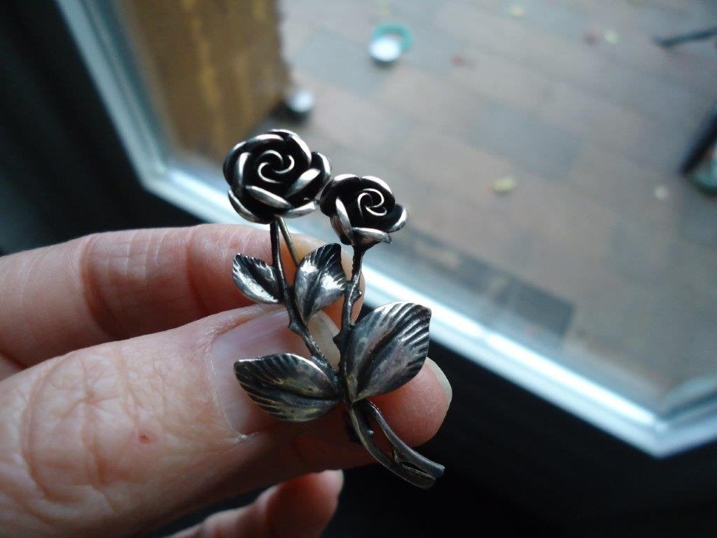 mooie echt zilveren teka broche met 2 roosjes gemerkt, 4 tot 7 cm, Ophalen of Verzenden, Zo goed als nieuw, Zilver