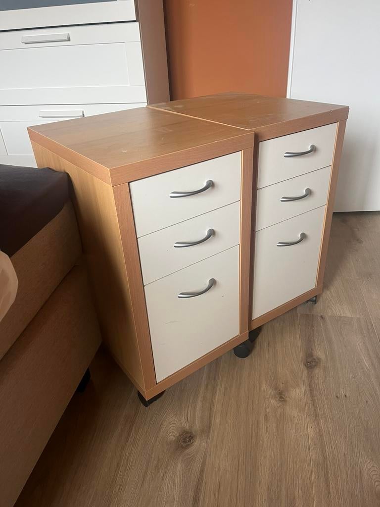 2 nachtkasjes op wielen, Ophalen, Zo goed als nieuw, Minder dan 45 cm