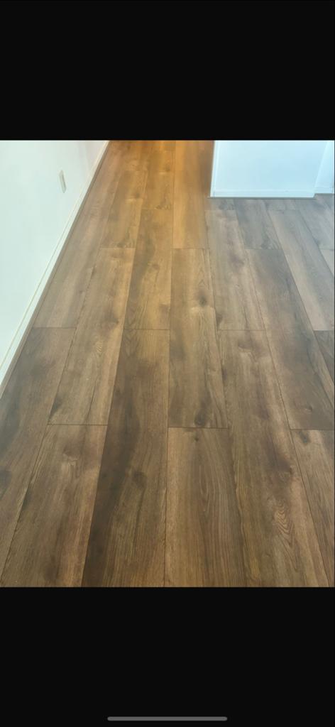 Donkerbruin laminaat 50m² incl. ondervloer & plinten, Bruin, Ophalen of Verzenden, Zo goed als nieuw, 50 tot 75 m²