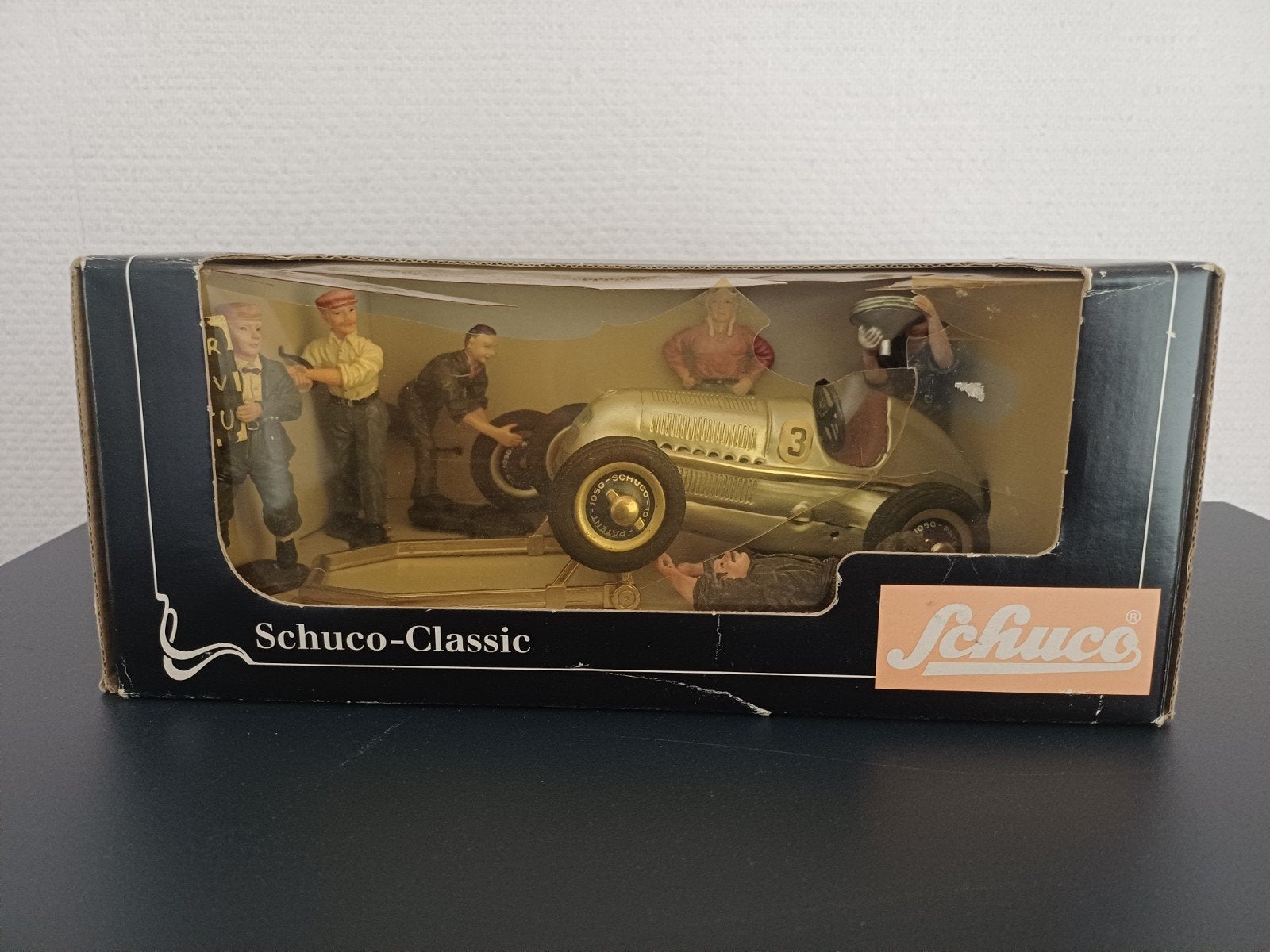 Schuco Art.nr. 01017 Studio met figuren en Mercedes-Benz., Ophalen of Verzenden, Nieuw, Auto