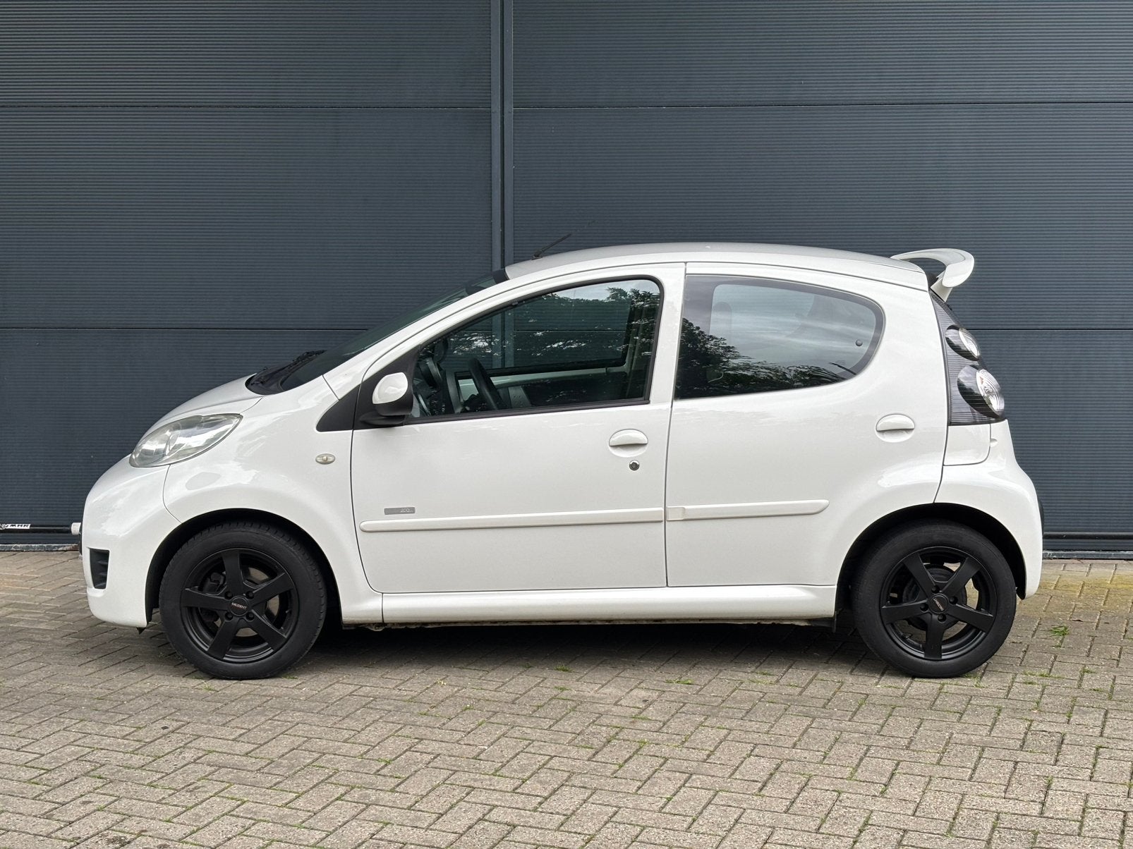 Peugeot 107 1.0 12V 5DR 2011 Wit NAP Airco, Voorwielaandrijving, USB, Stof, Zwart