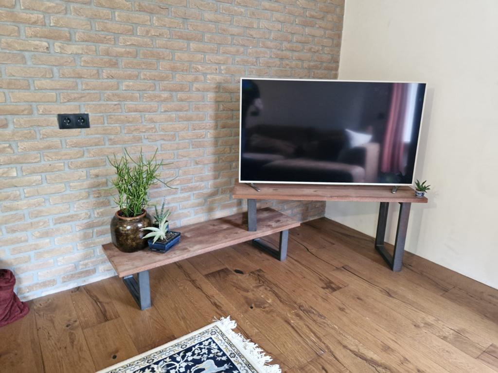 Speels tv-meubel van hout & metaal - stoere industriële look, Huis en Inrichting, Kasten | Televisiemeubels, 100 tot 150 cm, Zo goed als nieuw