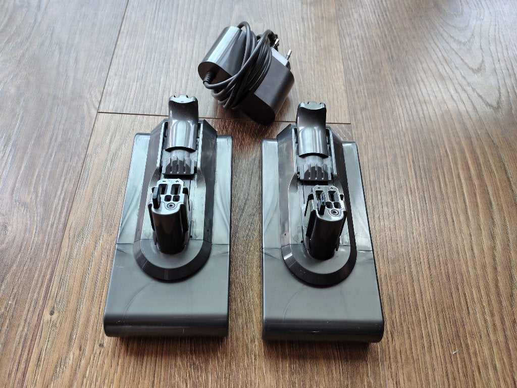 2 Originele Dyson V11 / V15 Click-in Accu's + Oplader, Witgoed en Apparatuur, Stofzuigers, Ophalen, Gebruikt, Dyson