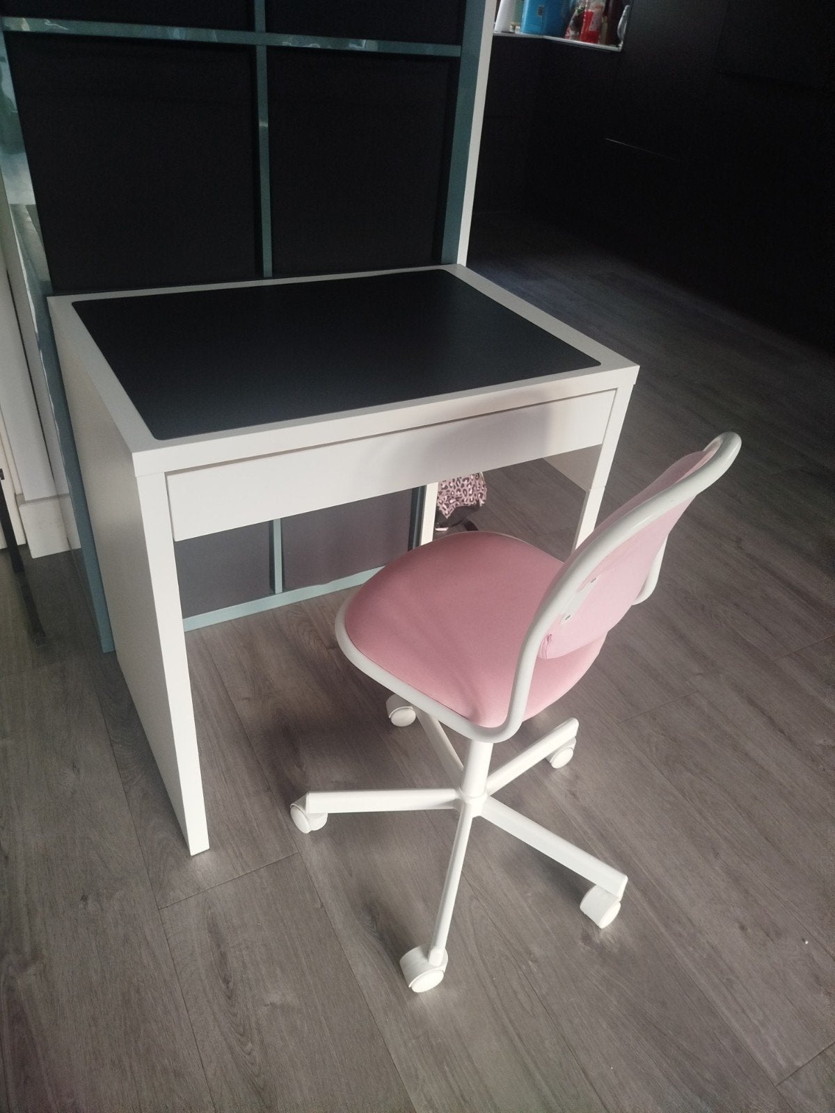 IKEA Kinderbureau met lade en roze bureaustoel, Kinderen en Baby's, Ophalen, Zo goed als nieuw, Tafel(s) en Stoel(en)