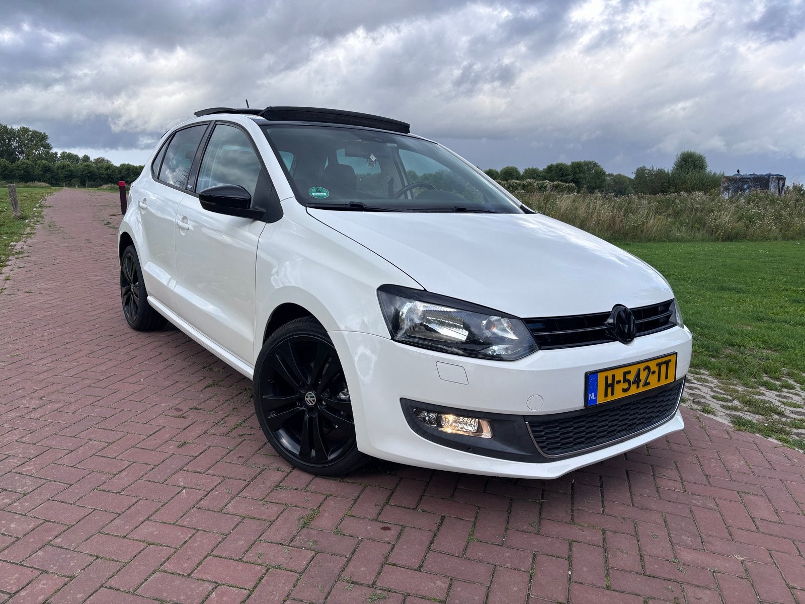 Volkswagen Polo Highline 1.2 TSI 77KW 2011 Wit, Voorwielaandrijving, Stof, 40 €/maand, Zwart