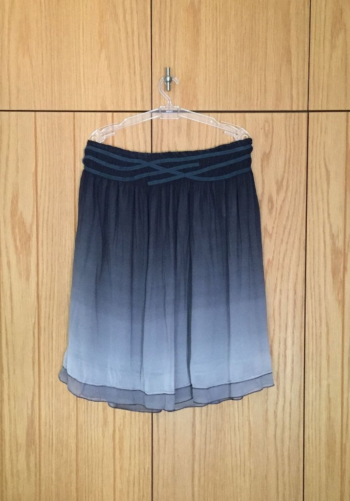 Nieuw: in kleur verlopende blauwgrijze rok; Transfer; mt. 42, Kleding | Dames, Rokken, Blauw, Maat 42/44 (L), Nieuw, Ophalen of Verzenden