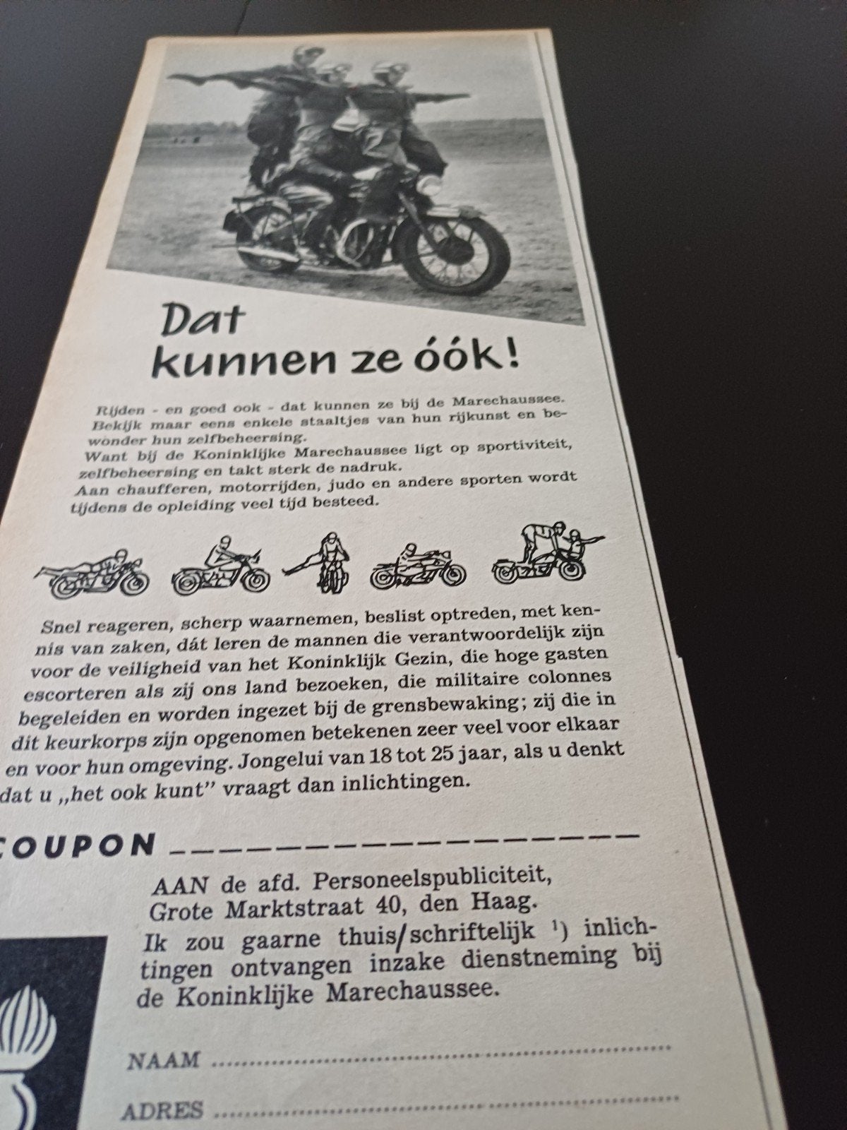 advertentie Koninklijke Marechaussee dat kunnen ze ook 1959, Ophalen of Verzenden, Marechaussee, Nederland, Embleem of Badge