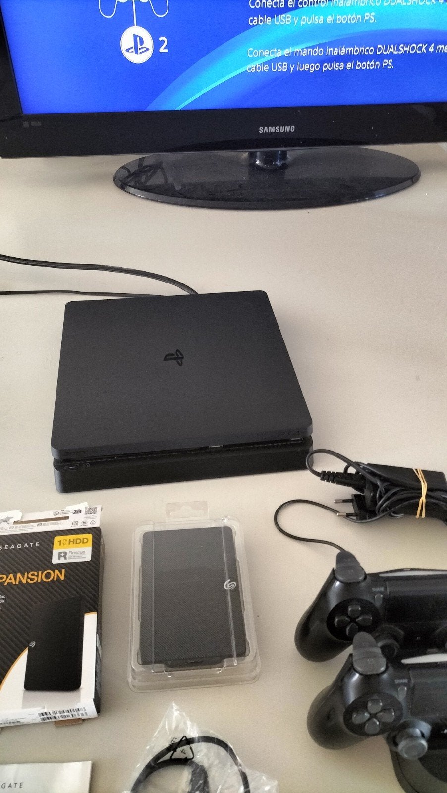 PlayStation 4 Slim 1TB met 2 controllers en 1TB externe HDD, 500 GB, Met 2 controllers, Ophalen of Verzenden, Zo goed als nieuw