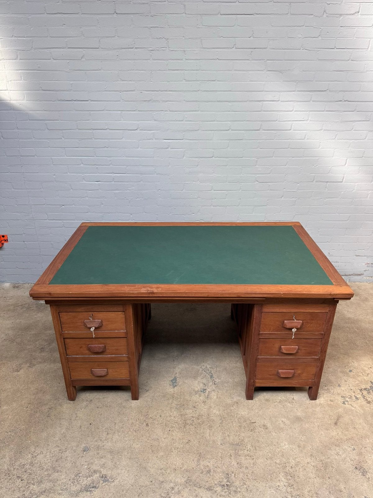 Vintage Engels bureau van teakhout met groen leren blad., Ophalen of Verzenden, Gebruikt