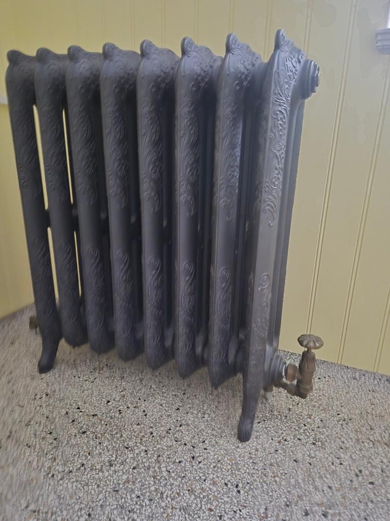 Antieke gietijzeren radiator met sierlijke details, Doe-het-zelf en Verbouw, Verwarming en Radiatoren, Ophalen, Gebruikt, Radiator