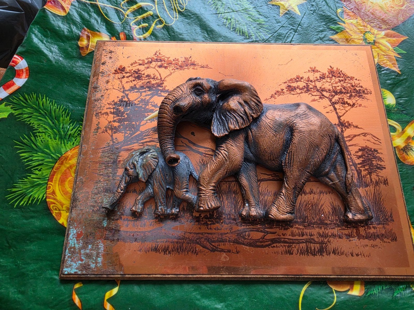Koperen wanddecoratie met olifanten reliëf, Ophalen of Verzenden, Zoogdier, Wanddecoratie, Bruin