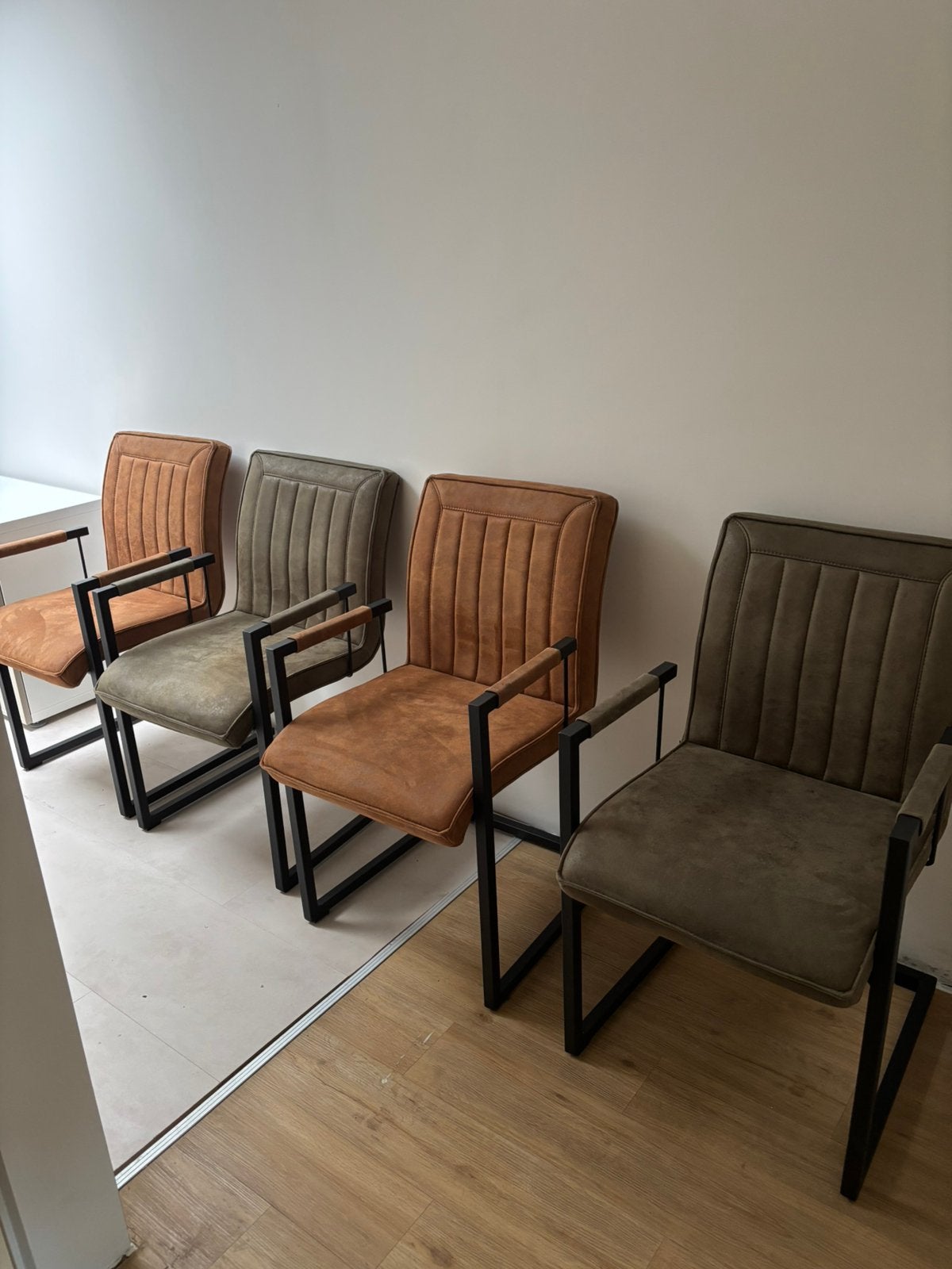 4 Eettafel stoelen , groen en camel kleur., Ophalen, Gebruikt, Overige kleuren, Vier