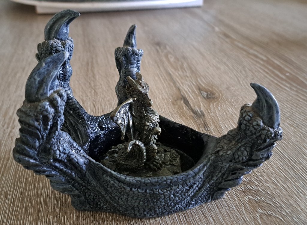 Te koop stenen draak klauw met kleine draak12 cm breed 12 cm, Geglazuurd, Minder dan 20 cm, Ophalen of Verzenden, Zoogdier
