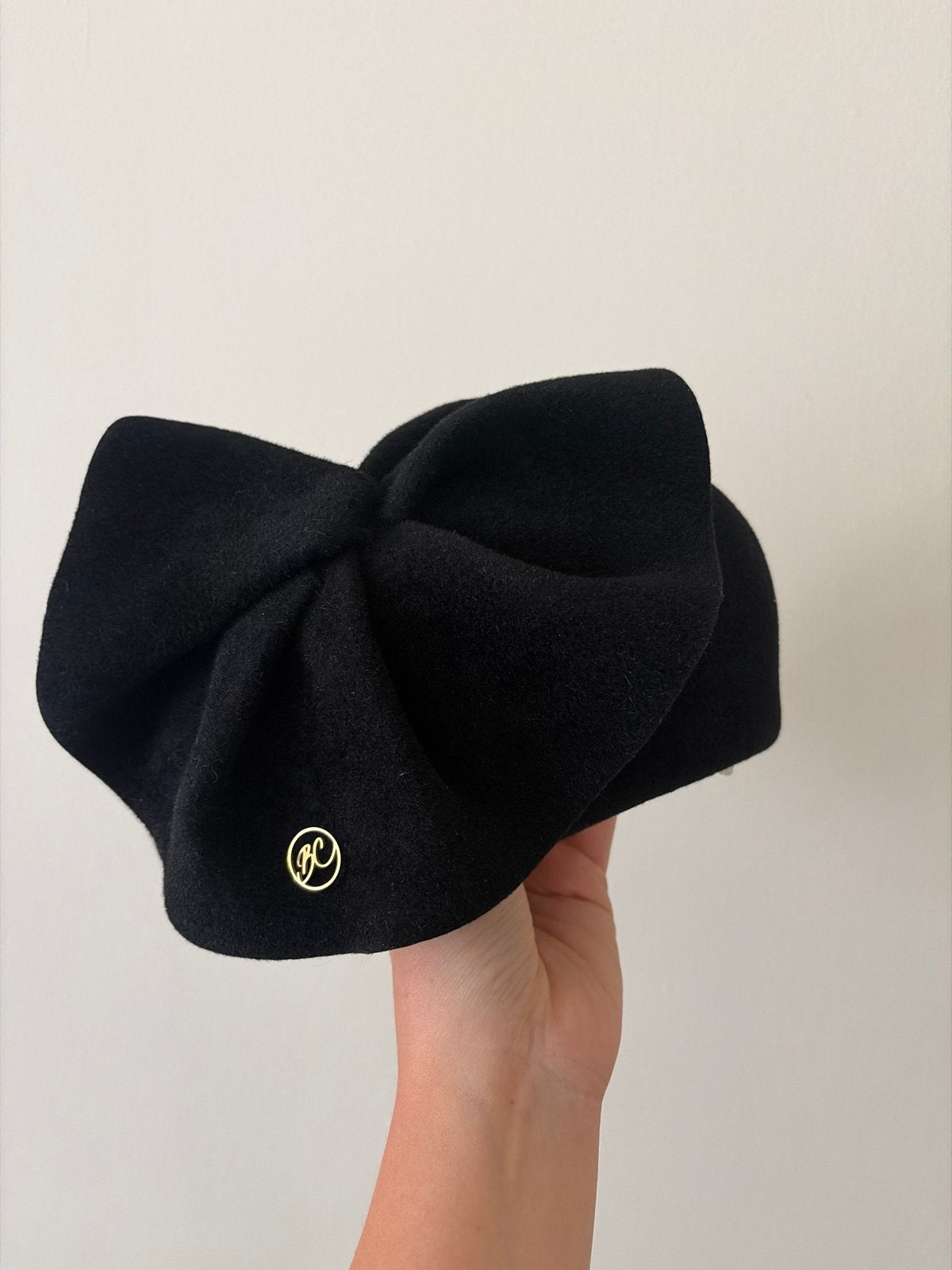 Zwarte wollen dop met bloem - beauchapeau, Ophalen of Verzenden, Zo goed als nieuw, One size fits all, Hoed