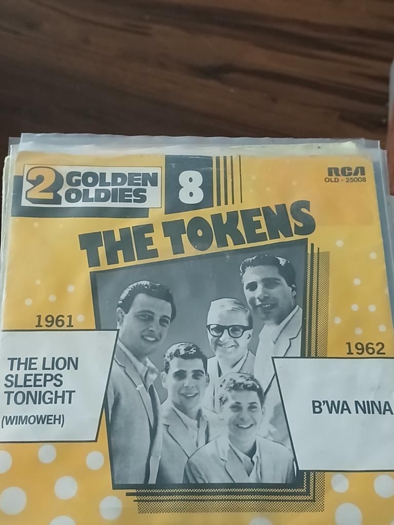 THE TOKENS the lion sleeps tonight  2 GOLDEN OLDIES NR 8, Cd's en Dvd's, Vinyl Singles, Ophalen of Verzenden, Zo goed als nieuw