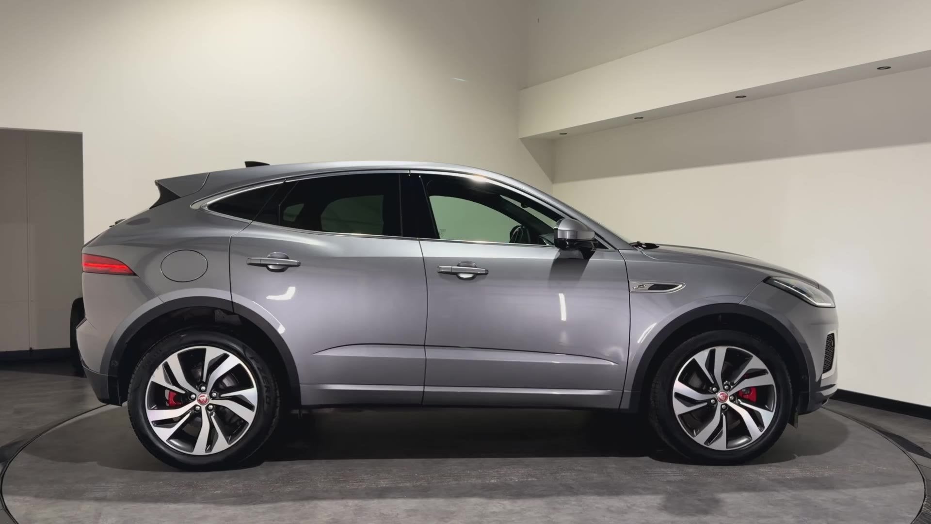 Jaguar E-Pace 1.5 P300e AWD R-Dynamic S | Trekhaak | Stoelen, Auto's, Automaat, 309 pk, Huisgarantie, Met garantie (alle)