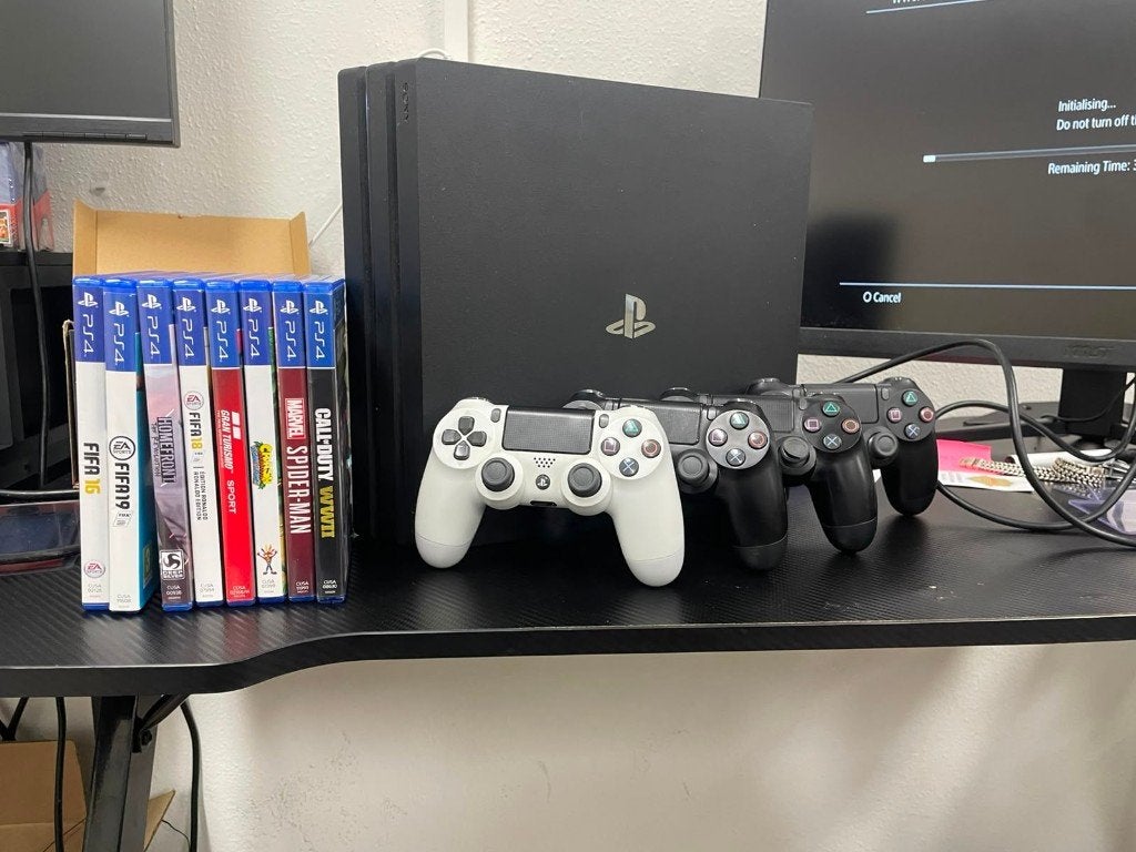 PlayStation 4 Pro 1TB met 3 controllers en games, Spelcomputers en Games, Met games, 1-7-1 Konan, Minato-ku, Tokyo 108-0075, Japan