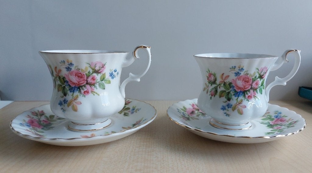 Royal Albert, design 'Moss rose' Twee dames  kop en schotels, Ophalen of Verzenden