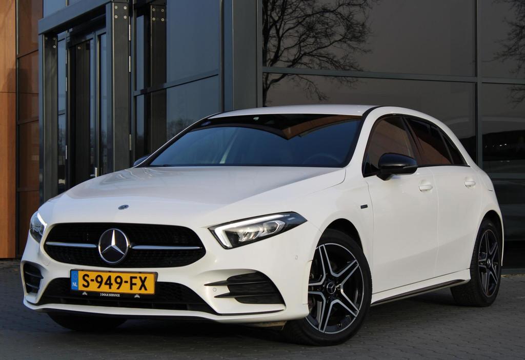 Mercedes A-klasse 250e Aut. | AMG pakket | Sfeerverlichting, Auto's, Gebruikt, 4 cilinders, Wit, Bedrijf