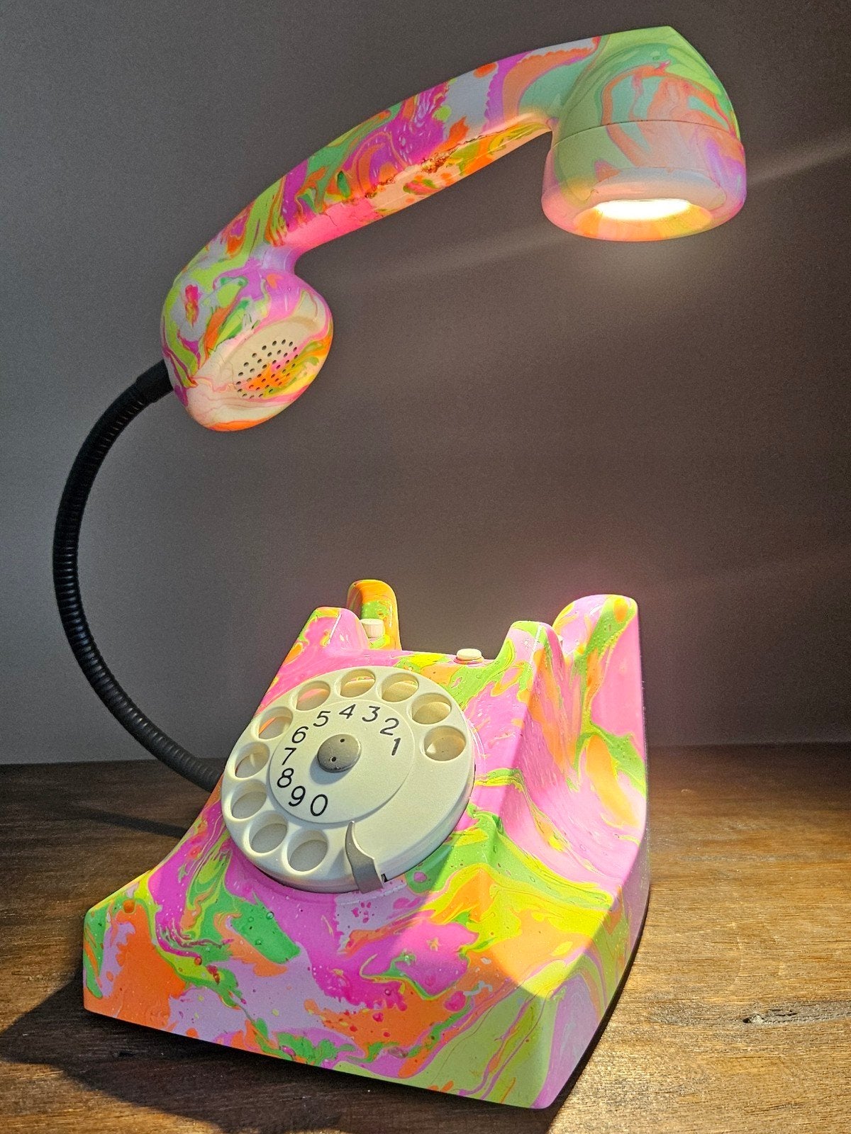 Unieke lamp gemaakt van retro jaren '60 telefoon, Huis en Inrichting, Oranje, Ophalen of Verzenden, Met schakelaar, Design