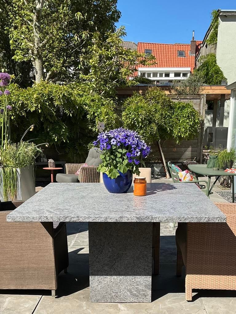 Zeer duurzame natuurstenen tuintafel, Ophalen, Zo goed als nieuw, Overige materialen