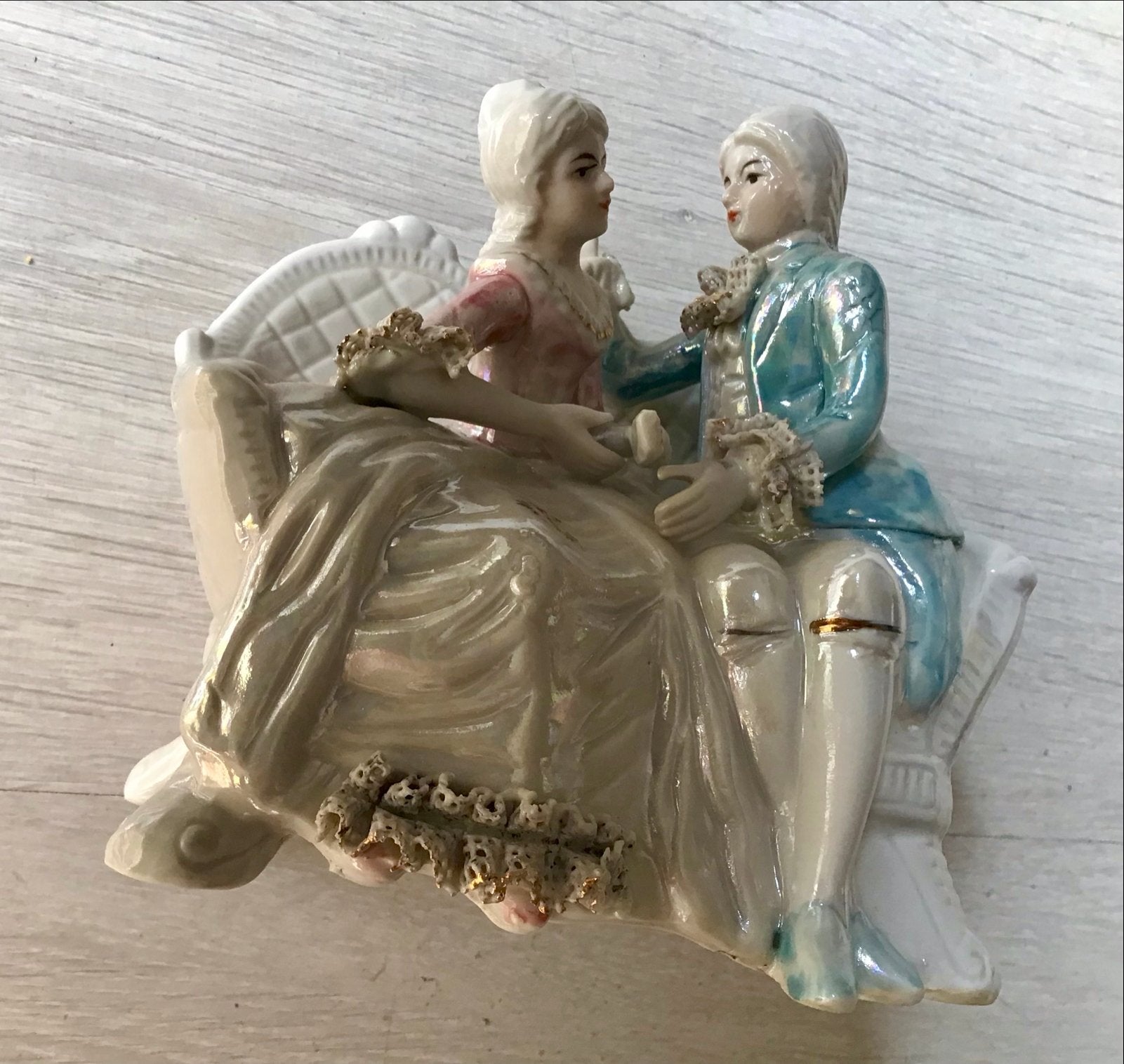 Vintage Porseleinen Beeldje: Romantisch Paar op Bank, Ophalen of Verzenden