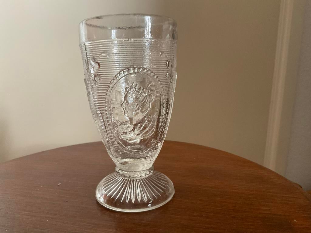 Mosterdglas Wilhelmina 1906 geperst glas, Ophalen of Verzenden