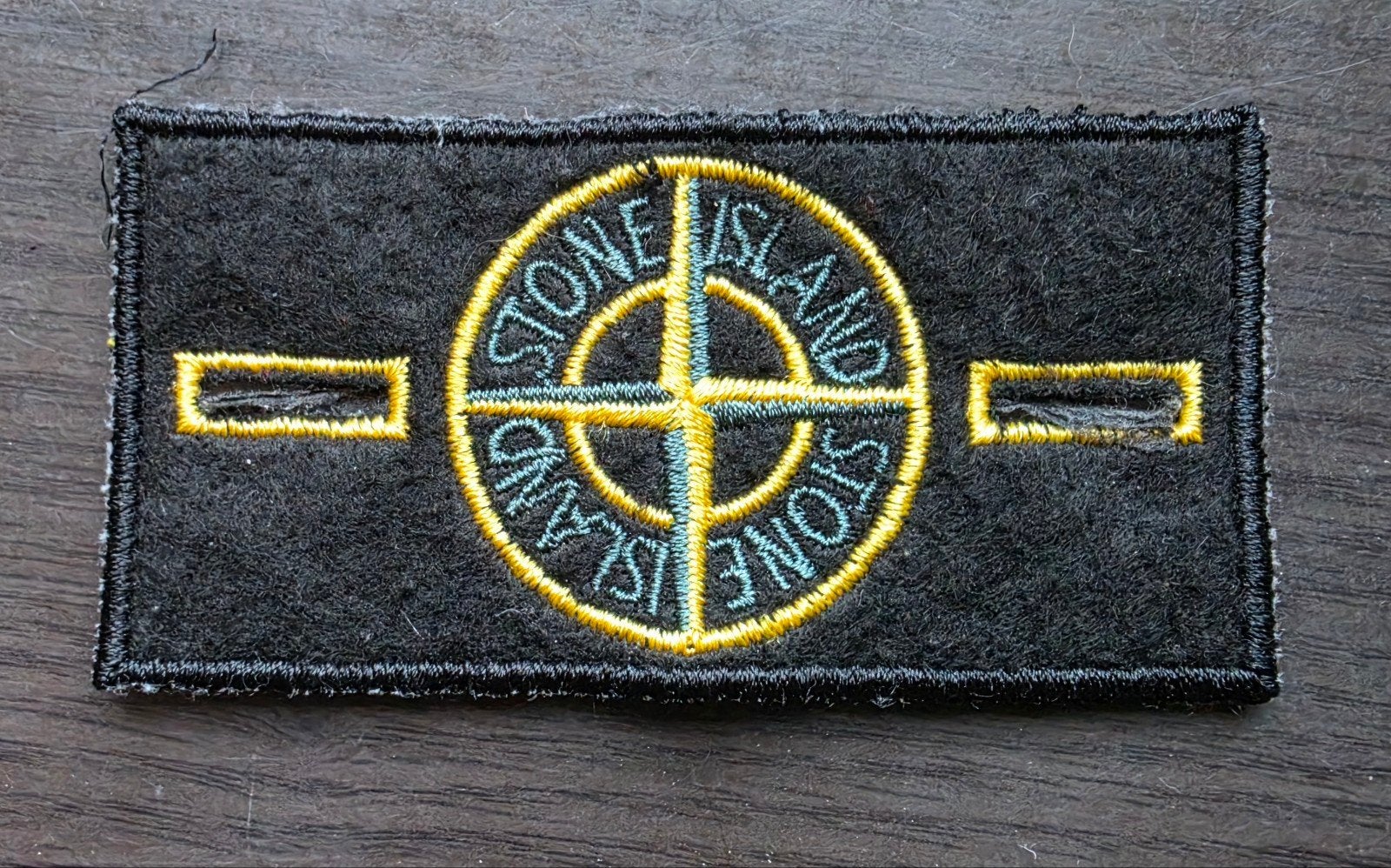 Stone Island badge - Zwart met geel/blauw logo, Ophalen of Verzenden, Zo goed als nieuw, Stone Island
