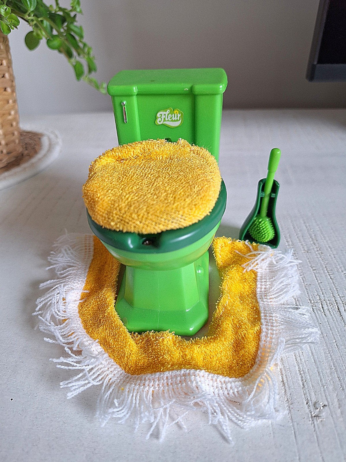 Fleur toilet groen met gele accessoires. voor Barbie formaat, Ophalen of Verzenden, Zo goed als nieuw, Poppenhuis